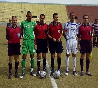 قائدا الفريقين جبار هاشم (بالأبيض) و ماهر حبيب (بالأخضر) مع الطاقم التحكيمي