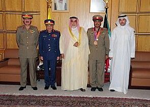 البطل الأولمبي فهيد الديحاني مع وزير الدفاع الكويتي  