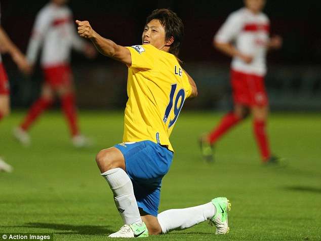 تاداناري لي يحتفل بعد إحرازه هدف التقدم لفريق ساوثامبتون - صورة من صحيفة دايلي ميل البريطانية