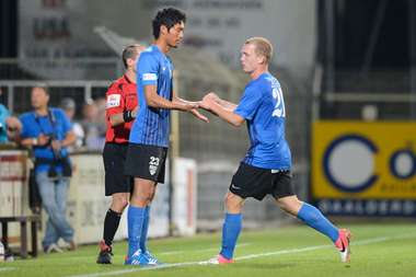 الياباني ايبوسوكي ( يسار ) يستعد للدخول إلى المباراة