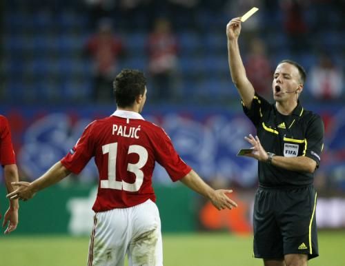 صورة أرشيفية للحكم السويسري كيفرفي في الدوري الاوروبي