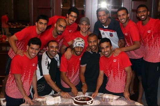 لاعبو الكويت يحتفلون بعيد ميلاد زميلهم فهد العنزي