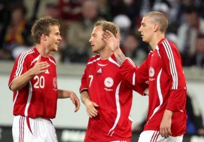 الـمـهـاجـم نـيـكـلاس بـنـدتـنـر (يمين) يـتـلـقــى التـهـنـئـة مـن زمـلائــه