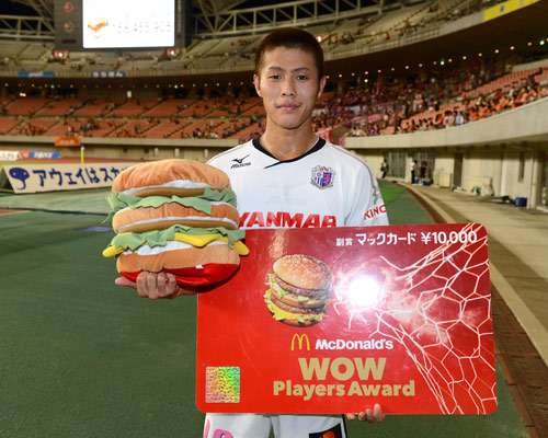 يويتشيرو كاكيتاني بعد حصوله على جائزة أفضل لاعب بمباراة اليوم