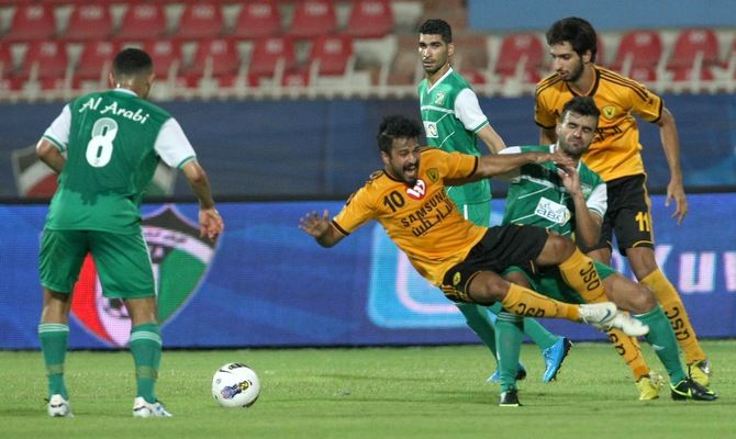 عبدالعزيز المشعان لاعب القادسية يسقط امام تكتل دفاعي من العربي