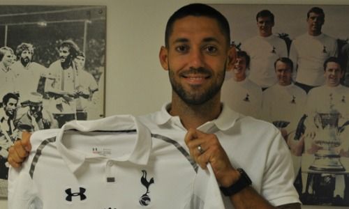 ديبمسي يحمل قميصه مع توتنهام 