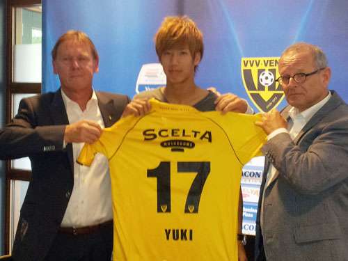 يوكي اوتسو ( وسط ) بعد توقيعه على العقد الرسمي مع فينلو الهولندي في المؤتمر الصحفي