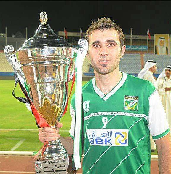 أحمد هايل يرفع كأس السوبر الكويتي