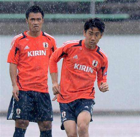 شينجي كاجاوا ( يمين ) بجانب يويتشي كومانو في تدريب اليوم الثلاثاء