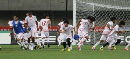 تدريبات منتخب الإمارات في أرضية استاد نيجاتا