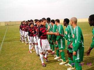 تصافح فريقا خليج سرت ورفيق قبل بداية لقاء الأمس 