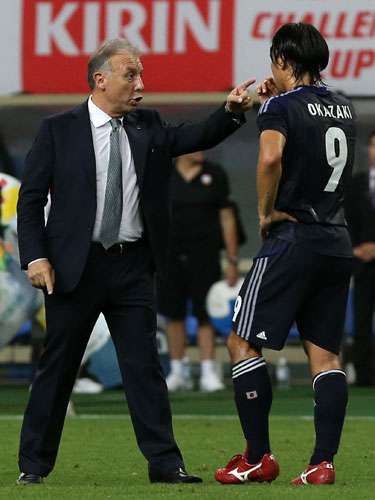 المدرب زاكيروني يوبخ المهاجم شينجي اوكازاكي بعد نهاية المباراة الودية بين اليابان والإمارات