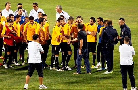 الأمير علي يصافح لاعب منتخب الأردن اليوم 
