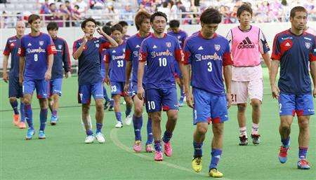 حسرة لاعبي فريق إف سي طوكيو بعد خروجهم المفاجئ من كأس الإمبراطور