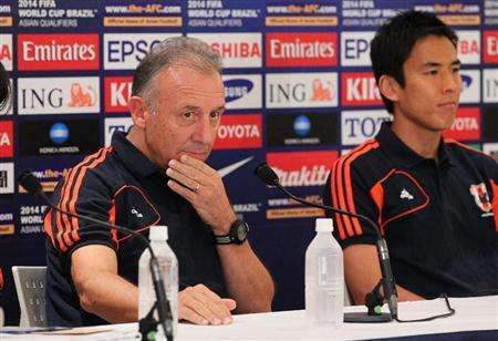 المدرب الإيطالي زاكيروني بجانب لاعب الوسط ماكوتو هاسيبي في المؤتمر الصحفي