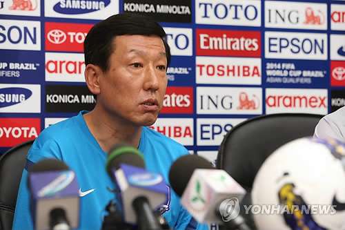 المدرب تشوي كانج هي في المؤتمر الصحفي بطشقند - صورة من وكالة يونهاب الكورية الجنوبية