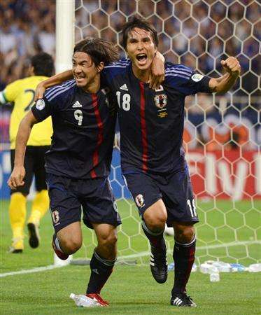 ريويتشي مايدا ( يمين ) يحتفل مع زميله شينجي اوكازاكي الذي مرر له كرة الهدف