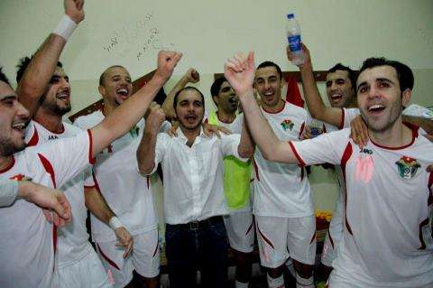 الأمير علي يشارك لاعبي منتخب الأردن فرحتهم بعد المباراة