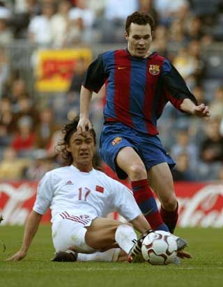 صورة تعود لعام 2004 عندما خسر الصين أمام برشلونة الإسباني بنتيجة 6-0 ويظهر في الصورة لاعب الوسط آندريس إنييستا