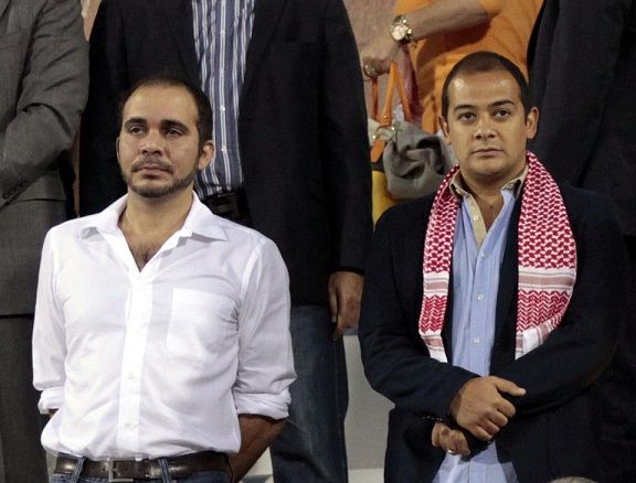 الأمير علي ونجل الكابتن الجوهري يتابعان المباراة