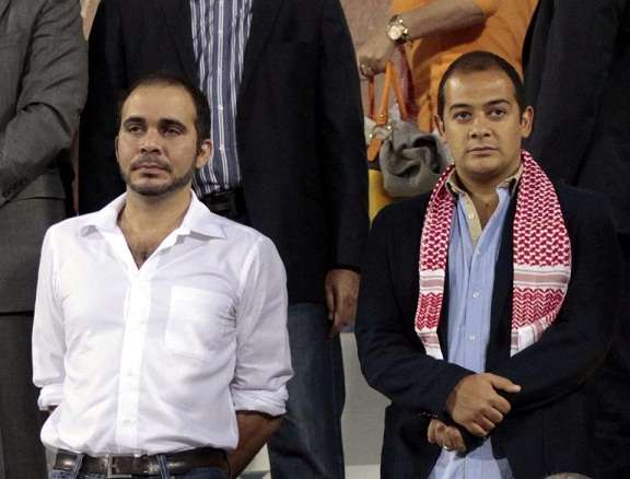 الأمير علي ونجل الكابتن الجوهري يتابعان المباراة