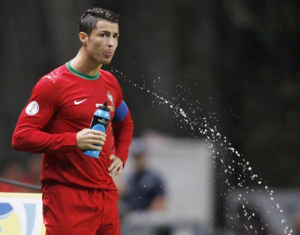 2012-09-11t193249z_576265282_gm1e89c09tz01_rtrmadp_3_soccer-world_reuters
