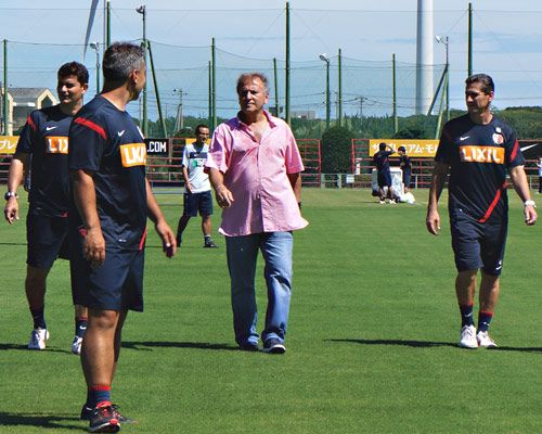 زيكو عند زيارته لمقر فريقه القديم كاشيما انتلرز الياباني