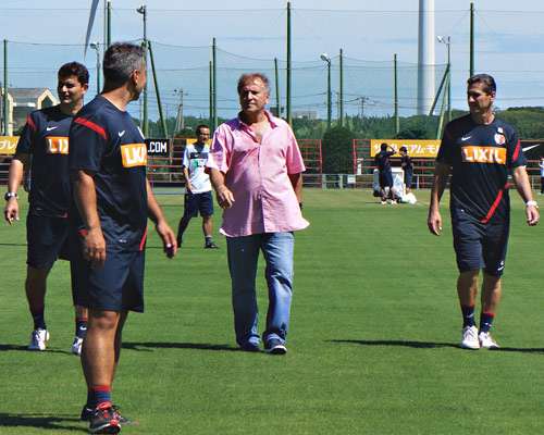 زيكو عند زيارته لمقر فريقه القديم كاشيما انتلرز الياباني