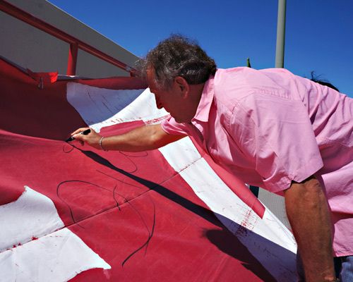 زيكو عند زيارته لمقر فريقه القديم كاشيما انتلرز الياباني