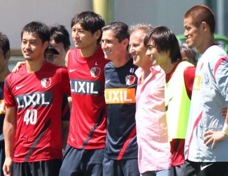 زيكو يلتقط صورة جماعية مع لاعبي فريق كاشيما انتلرز الياباني