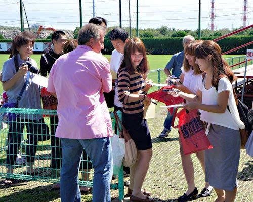 زيكو عند زيارته لمقر فريقه القديم كاشيما انتلرز الياباني