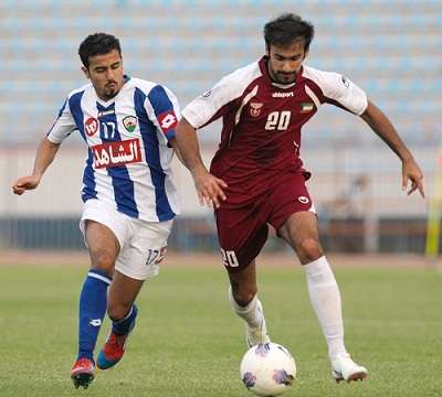 صراع على الكرة بين محترف العربي فال ولاعب الكويت حسين حاكم