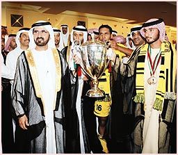 قائد الوصل يتسلم كاس الامارات من الشيخ محمد بن راشد 