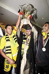 لاعبوا الوصل يرفعون الكاس مع الشيخ مايد بن محمد