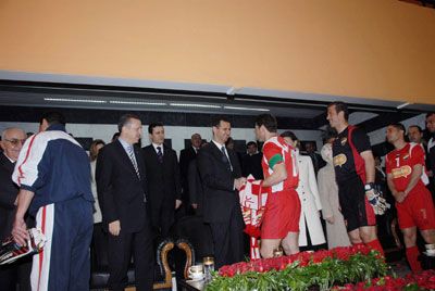 الرئيس الاسد يصافح لاعبي الاتحاد