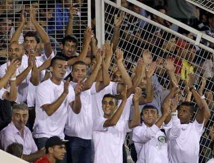 فريق الظاهرية يبادل الجماهير التحية