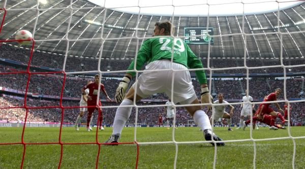 2012-09-15t144054z_1883172574_bm2e89f19zy01_rtrmadp_3_soccer_reuters