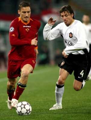 تـوتـي نـجـم رومـا يـحـاول تـجـاوز الأرجـنـتـيـنـي هـايـنـزه