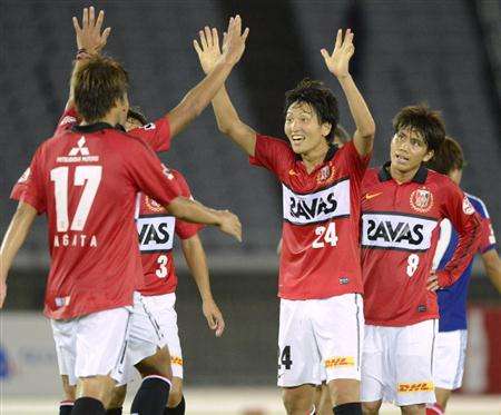 فرحة لاعبي فريق اوراوا ريد بعد فوزهم على يوكوهاما إف مارينوس