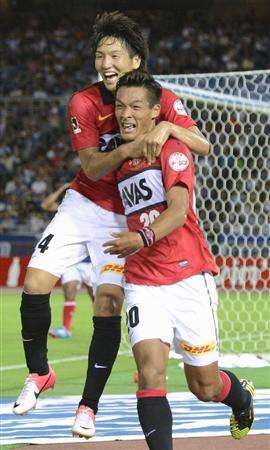 المدافع تومواكي ماكينو يحتفل مع المهاجم جينكي هاراجوتشي ( يسار ) بعد إحرازه الهدف الثاني بالمباراة