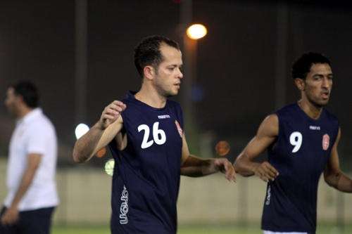 البرازيلي جاجا خلال الحصة التدريبية للمحرق اليوم في دبي