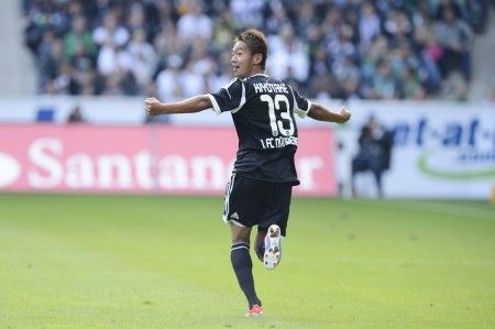 هيروشي كيوتاكي يحتفل بعد إحرازه الهدف بمرمى فريق بروسيا مونشنجلادباخ