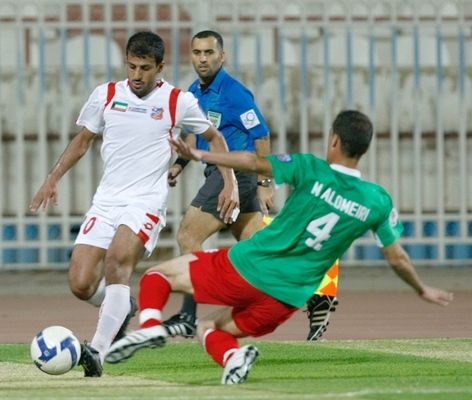حسين حاكم لاعب الكويت يمر من مدافع الوحدات 