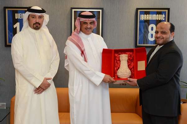 الشيخ خالد بن عبدالله يتسلم الهدية التذكارية  