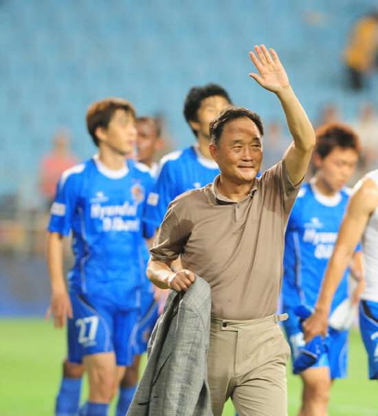 المدرب كيم هو جون