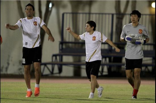 المهاجم الباراجواني لوكاس باريوس ( يسار ) بجانب الأرجنتيني كونكا في التدريبات