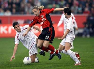 اندريه فورونين وسط كماشة من لاعبى اوساسونا