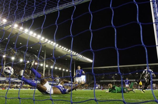 2012-09-17t210737z_40238546_gm1e89i0e7e01_rtrmadp_3_soccer-england_reuters