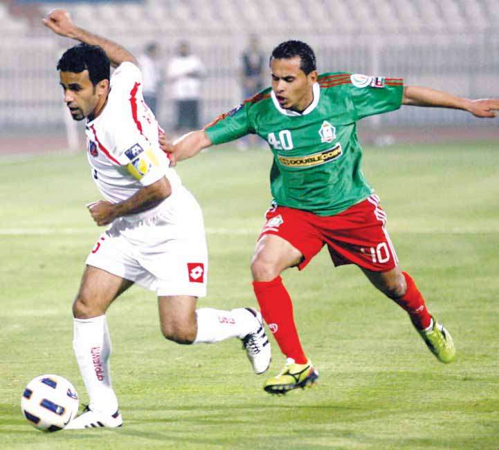 احمد الصبيح لاعب الكويت يمر من مدافع الوحدات في لقاء سابق