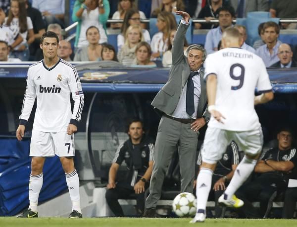 2012-09-18t212727z_658905297_gm1e89j0f4d01_rtrmadp_3_soccer-champions_reuters